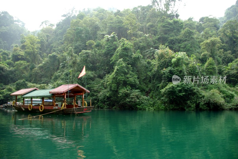 肇庆鼎湖山湖上带篷游船与自然景观