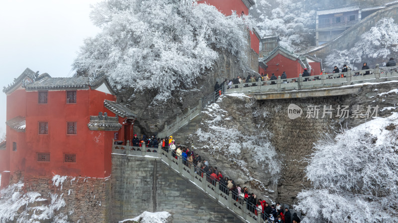 武当山金顶雪后游客排队上山游览