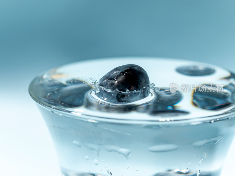 蓝莓落入水杯瞬间