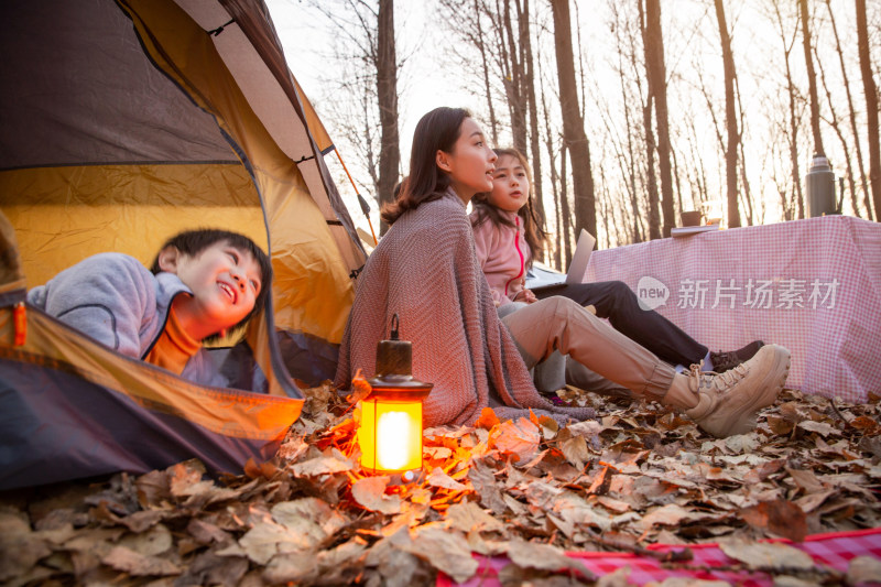 幸福家庭户外郊游