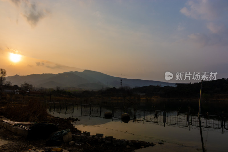 北京密云水库山涧中的日出 