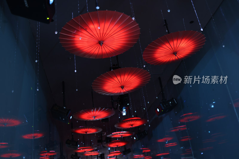 中国伞博物馆走廊上悬挂的伞