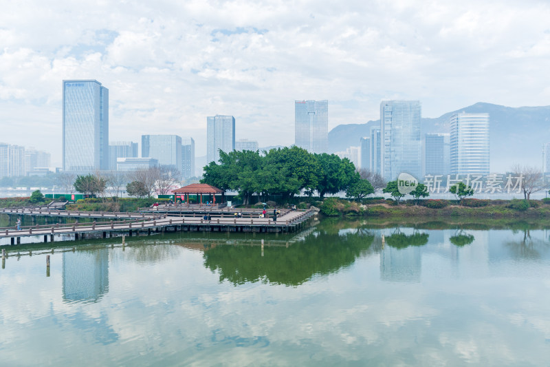 城市湖畔与现代建筑景观