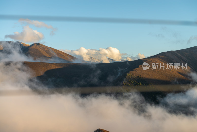 白雪皑皑云雾缭绕的群山在天空中