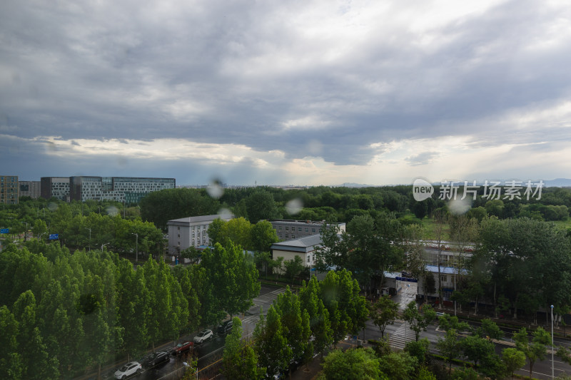 雨中的城市风光