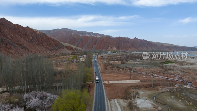 春天汽车行驶在新疆红山谷公路上