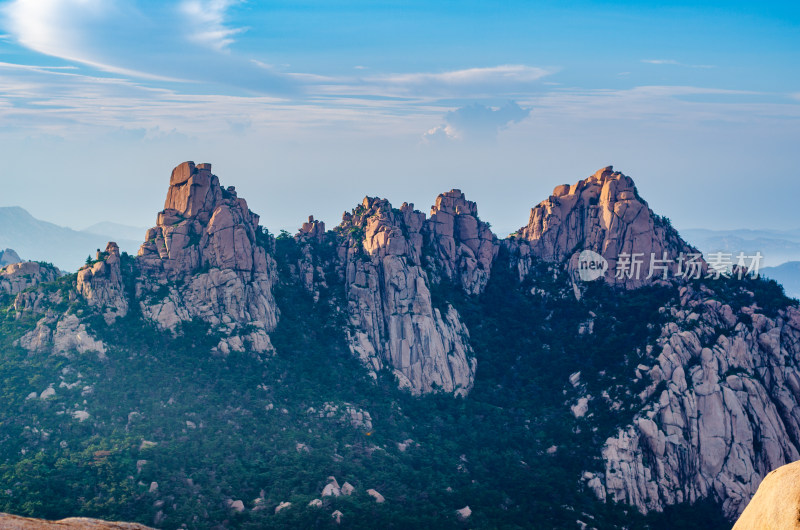 青岛崂山，仰口风景区的山峰起伏