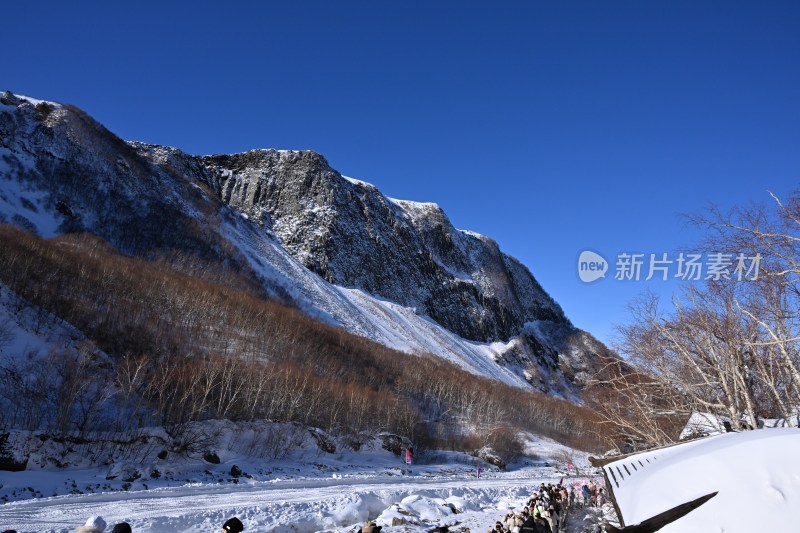 雪山下的人群，冬季户外赏雪景象