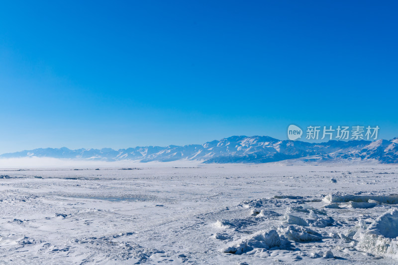 新疆冬季赛里木湖雪景雪山冰湖蓝冰日照金山