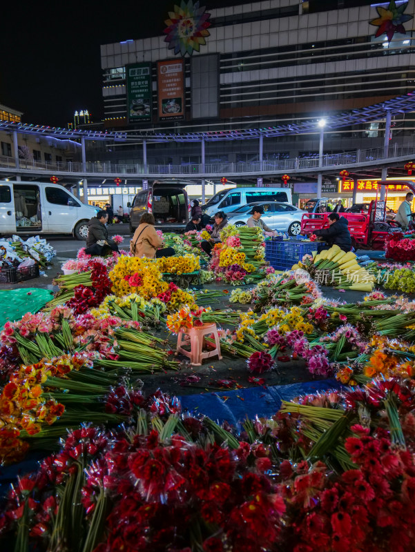 夜晚街头鲜花售卖场景