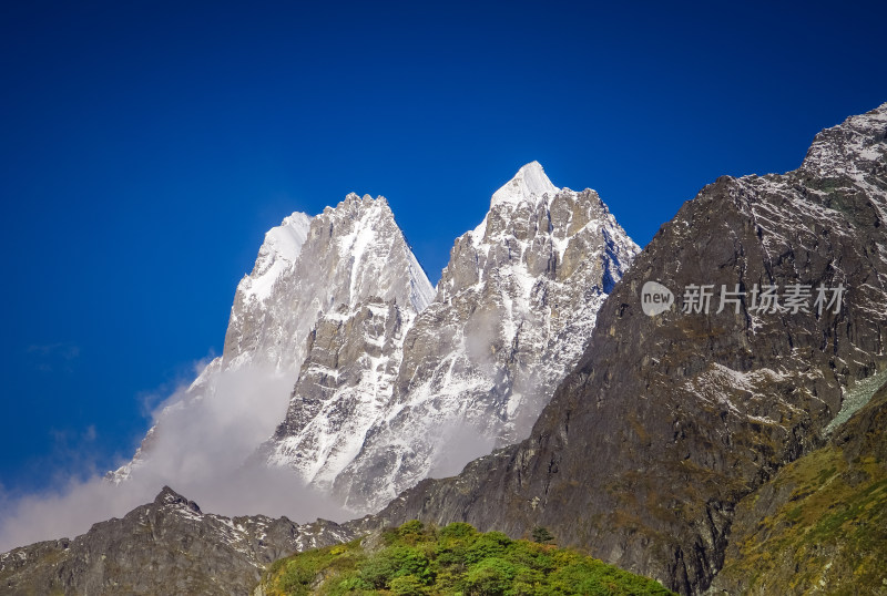 稻城亚丁宏伟雪山风景