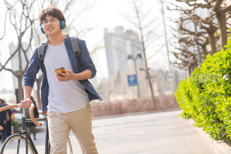 大学生在校园里骑自行车