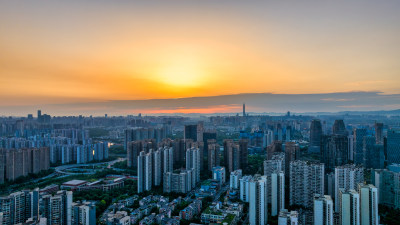 朝霞中的成都最高楼与城市建筑