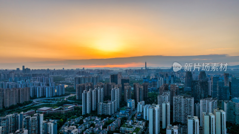 朝霞中的成都最高楼与城市建筑