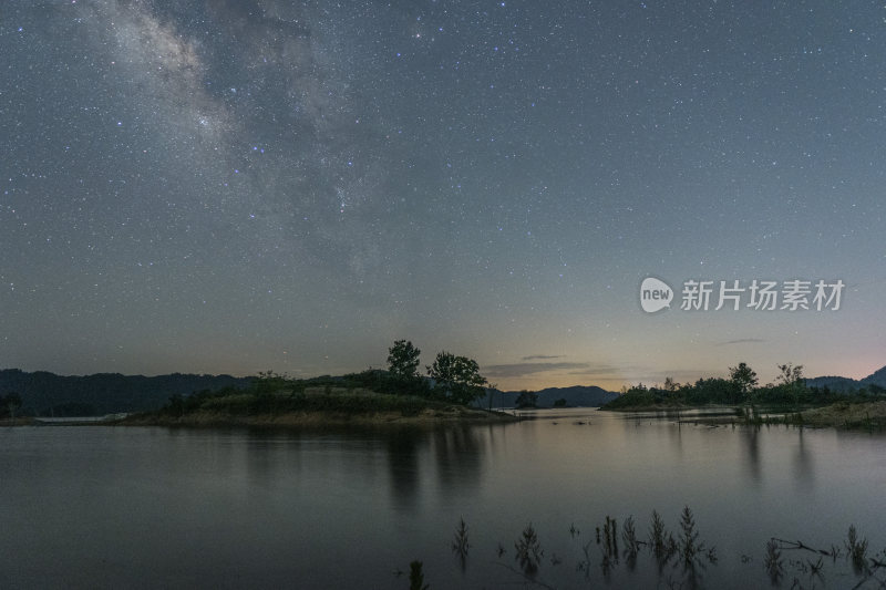 湖畔夜空下的璀璨星河全景