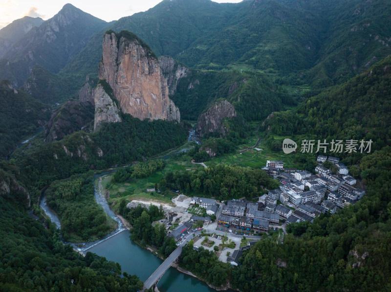 航拍永嘉楠溪江石桅岩风景区 山里人家