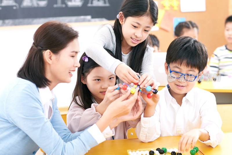 女教师和小学生在教室里