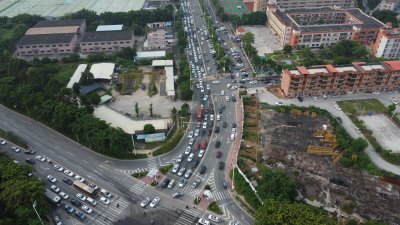 广东东莞：道路早高峰