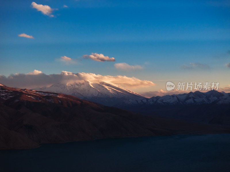 夕阳下的慕士塔格峰