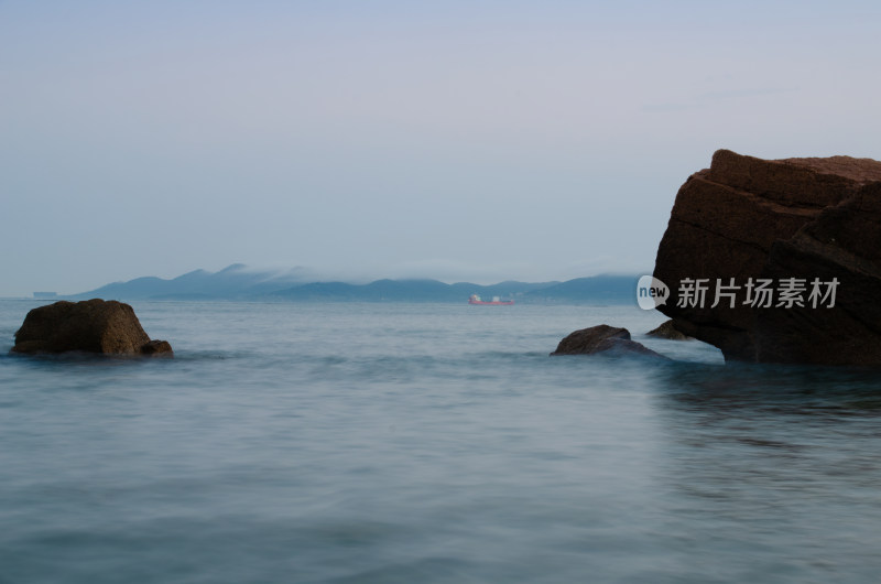 海边礁石与远山海面景象