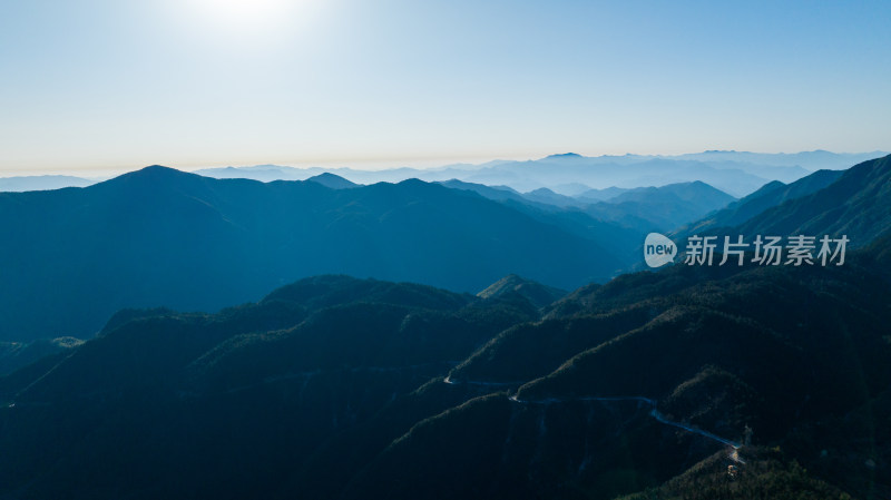 阳光照耀下的连绵山脉远景