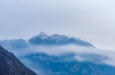 雪山云雾缭绕