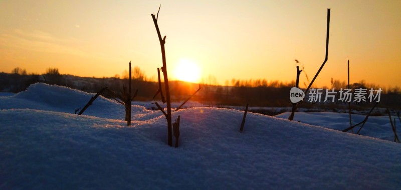 雪地夕阳景象