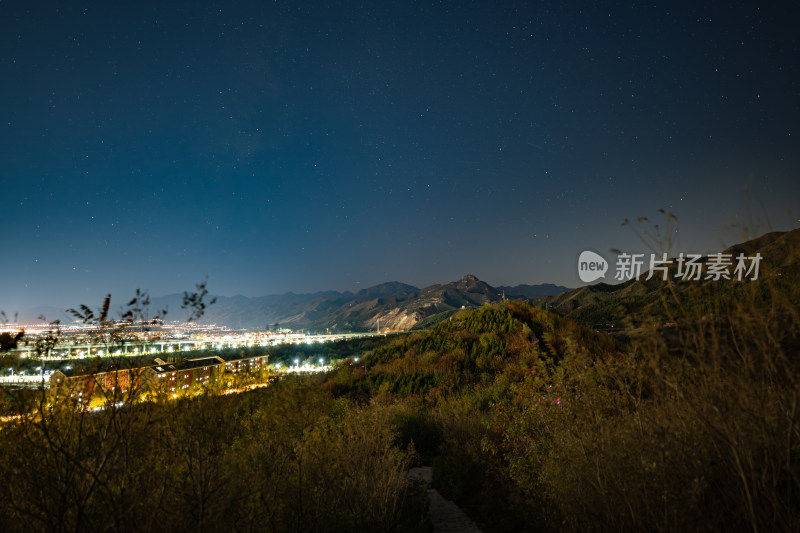 夜幕下的城市与山峦