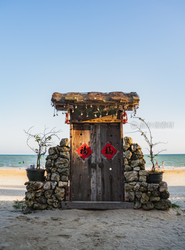 海南省琼海市潭门镇蔚蓝海岸海滩上的网红门
