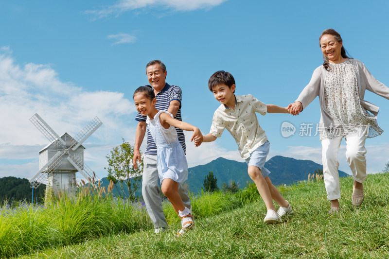 幸福老人和孩子们在郊外散步