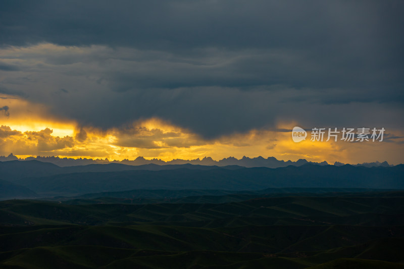 山峰日落时天空映衬的剪影景观