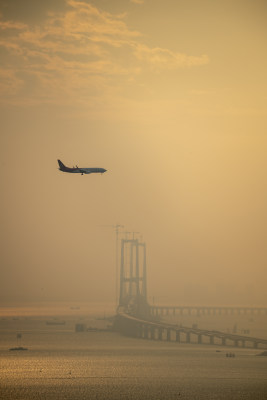 空中飞行的客机特写