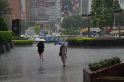 大雨奔跑的人民