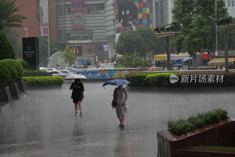 大雨奔跑的人民