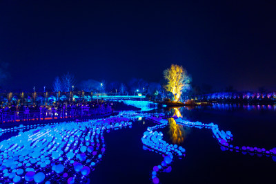 北京城市夜景彩色灯光秀与水面倒影