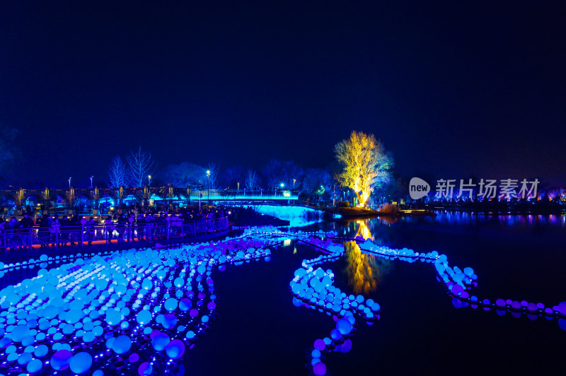 北京城市夜景彩色灯光秀与水面倒影