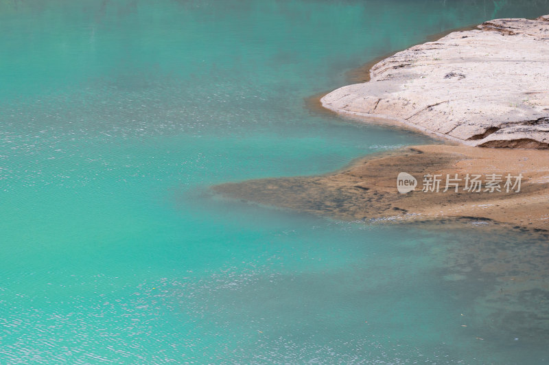 碧绿的湖水与岩石岸