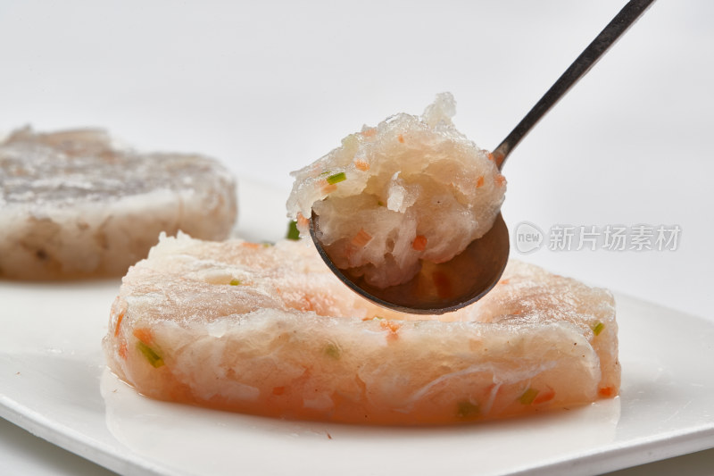 白色瓷盘装的火锅食材鱼滑虾滑