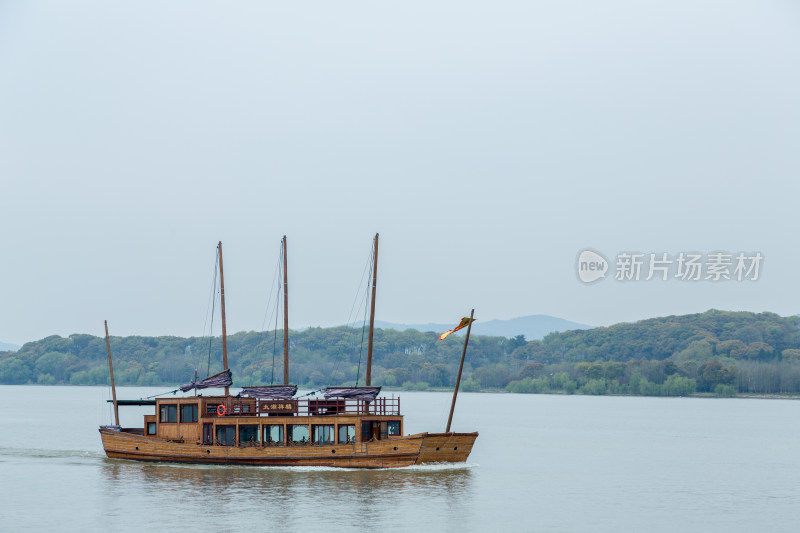 太湖上的大型渔船