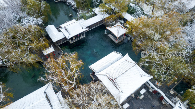 山东济南趵突泉泉水雾气雪景航拍