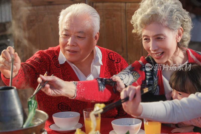 幸福的祖父母和孙女用餐