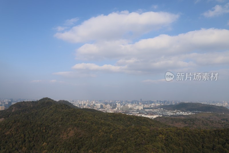 山峦与城市天际线全景