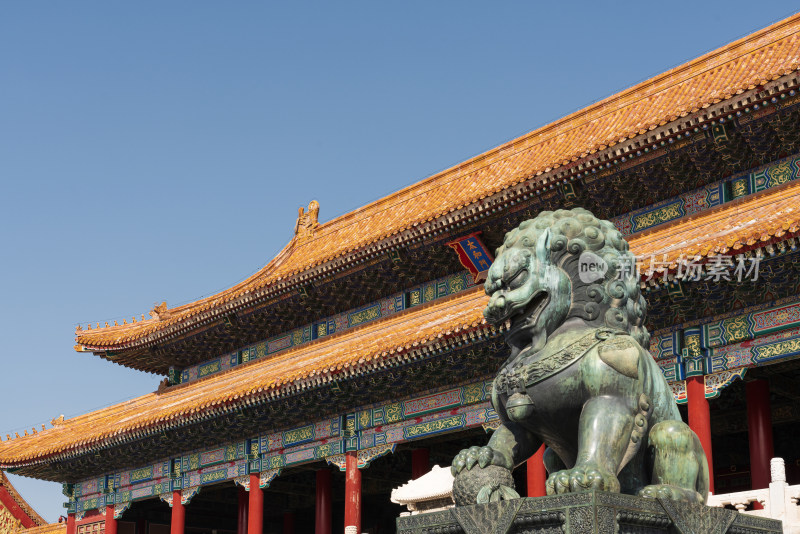 中国北京故宫博物院太和门前的青铜狮子
