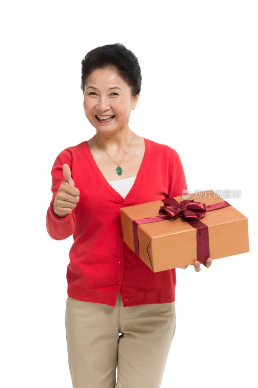 棚拍中老年女性抱着礼物盒