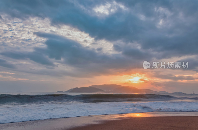 越南芽庄滨海海岸沙滩浪花与日出天空云彩