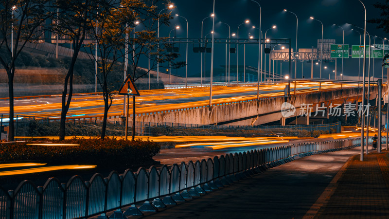 城市公路夜景灯光轨迹的延时摄影画面