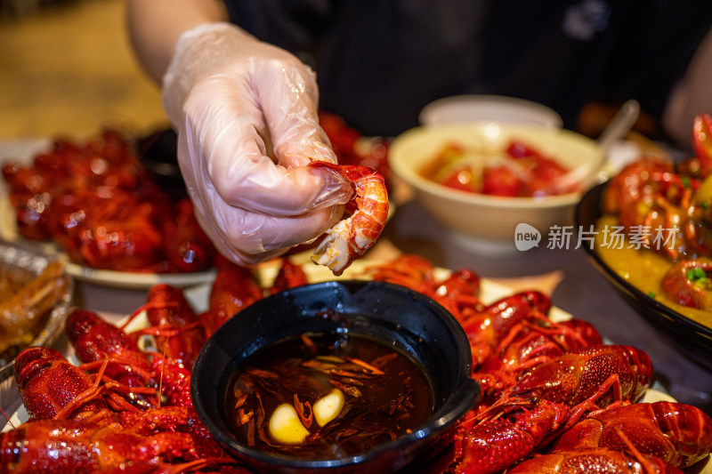 夏季在夜市上吃麻辣小龙虾