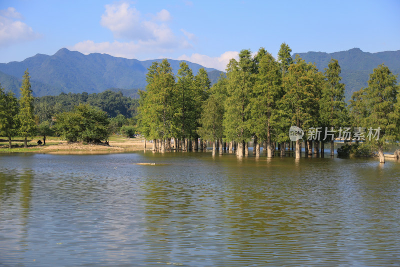 山间湖泊的宁静之美 安徽黄山奇墅湖