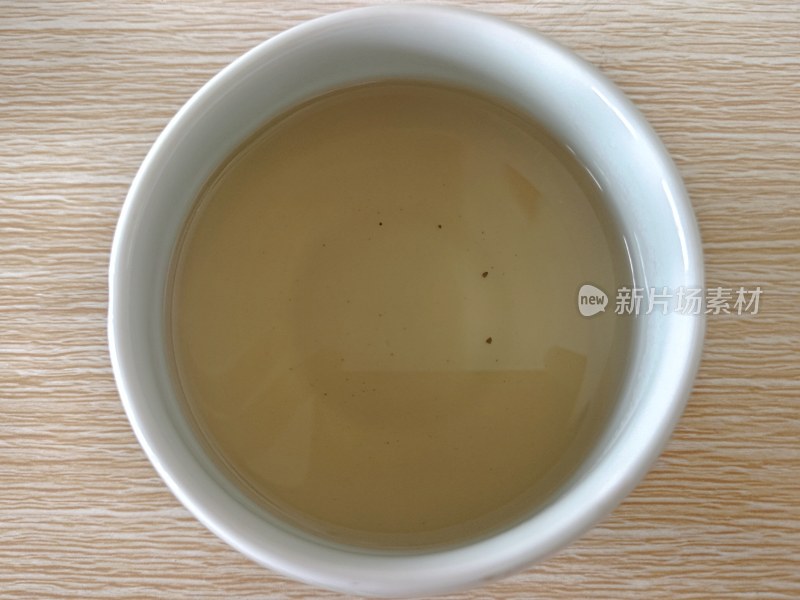 浅色瓷杯装清澈茶水