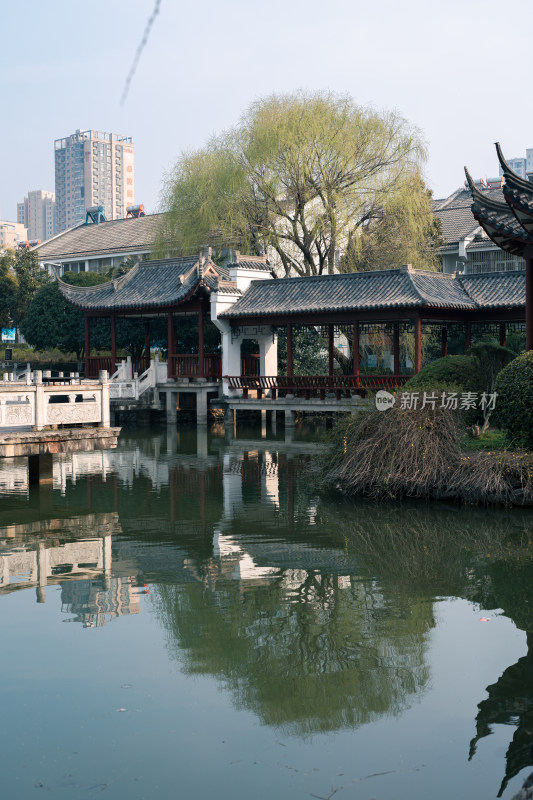 六安北塔公园水边石桥与岸边建筑风景